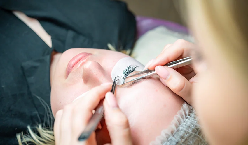Choosing and Using the Best Lash Glue Remover