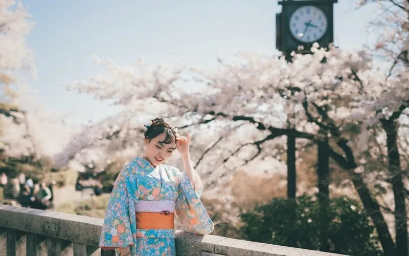 Japanese Art Clothing for Women: Style & Elegance
